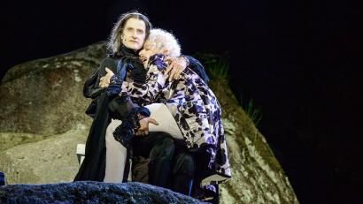 Bild: Luisenburg-Festspiele/Miedl
Paul Kaiser (l.) in der Rolle des Salieri und Philipp Moschitz als Mozart glänzten in "Amadeus" bei der Eröffnung der diesjährigen Luisenburg-Festspiele.