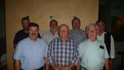 Bild: bk
Die Siedlergemeinschaft Freihung ehrt die treuen Mitglieder Georg Schönberger (50 Jahre), Johann Schmidschneider (40 Jahre, vorn Zweiter und Dritter von links), Johann Großer, Harald Häusler (beide 20) und Daniel Iberl (hinten, von rechts). Ihnen gratulierten Stellvertretender Bezirksvorsitzender Helmut Grünbauer (vorn links) und Bürgermeister Uwe König (hinten, Zweiter von rechts).