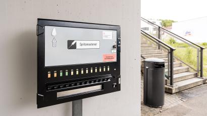 Bild: Hösamer
Die Caritas-Fachambulanz für Suchtprobleme hat in Absprache mit der Stadt einen Automaten für steriles Spritzbesteck an der Adenauerbrücke aufgestellt.