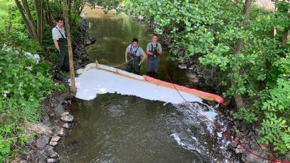 Bild: Feuerwehr Tirschenreuth/exb
Auf der Wasserfläche des Mühlbachs in Tirschenreuth wurde am Samstag ein Ölfilm entdeckt. Die Feuerwehren Tirschenreuth und Mitterteich brachten Ölsperren an.