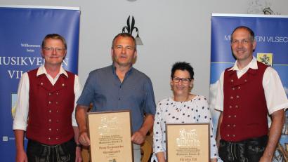 Bild: Stefanie Gradl
Zu neuen Ehrenmitgliedern ernennt der Vilsecker Musikverein Vilseck Christine Ertl und Franz Eschenwecker (Dritte und Zweiter von links). Vorsitzender Christian Winklmann (rechts) und sein Vize Christian Stubenvoll (links) gratulieren.