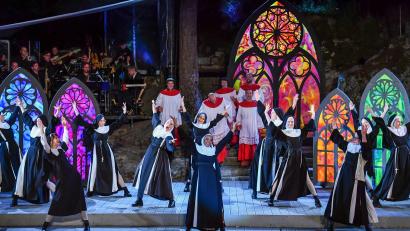 Bild: Florian Miedl/Luisenburg-Festspiele
Das Erfolgsmusical "Sister Act" feierte am Samstag Premiere bei den Luisenburg-Festspielen: Musicalstar Zodwa Selele (Mitte) überzeugte in der Rolle der Deloris van Cartier, die sie bereits bei der deutschen Erstaufführung in Hamburg (und noch gut 1000 Mal danach) gesungen hatte.