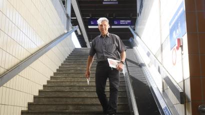 Bild: Gabi Schönberger
Der scheidende VdK-Vorsitzende Josef Rewitzer am Ort seiner größten Enttäuschung. Der Bahnhof Weiden ist auch 16 Jahre nach seinem Antritt nicht barrierefrei.