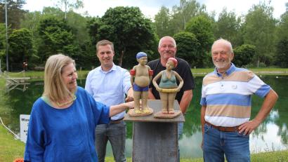 Bild: soj
Künstlerin Inge Flor zeigt Bürgermeister Wolfgang Söllner, Thomas Graf und Bernd Würstl (von links) ihr Kunstwerk.