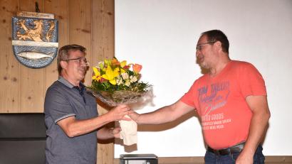 Bild: bey
Blumen für Bürgermeister Reiner Gäbl gab es von SPD-Sprecher Siegfried Wild, Dankesworte für die Zusammenarbeit von Thomas Kleber (CSU) und Albert Gollwitzer (FWG).