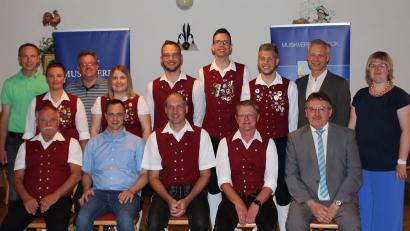 Bild: sgl
Der Musikverein Vilseck wählt einen neuen Vorstand und bestätigt die beiden Vorsitzenden Christian Winklmann (sitzend Mitte) und Christian Stubenvoll (sitzend, Zweiter von rechts) in ihren Ämtern.