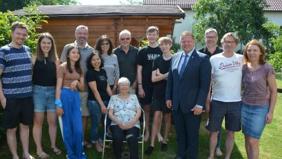 Bild: jr
Die ganze Familie war gekommen, um Rosemarie Roch (sitzend) zum 85. Geburtstag zu gratulieren. Bürgermeister Stefan Grillmeier (Vierter von rechts) überbrachte die Glückwünsche der Stadt Mitterteich.