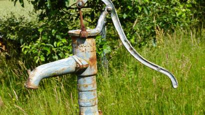Bild: bkr
Studentin Lisa Rath will in Immenreuth eine Online-Umfrage zur Nutzung von Regenwasser oder dezentralen Wasserrückhalt starten. Regenwasser von Dachflächen hilft, aufgefangen in Brunnen, Wasser zum Gießen zu sammeln und Wasser zu sparen. Eine alte Pumpe kann dazu helfen.