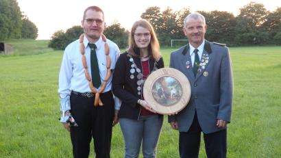 Bild: Schützenverein Edelweiß/exb
Die neue Schützenkönigin heißt Cornelia Schedl (Mitte), sie löst Alois Seitz ab. Schützenmeister Josef Schedl (rechts) gratulierte.