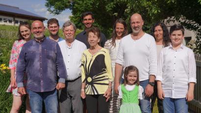 Bild: fvo
Inge Ertl (vorne, Mitte) feiert mit ihrer Familie 80. Geburtstag.