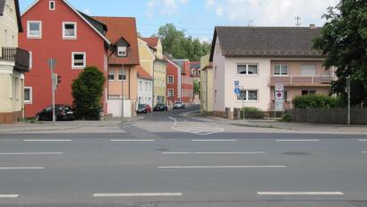 Bild: fg
Der Bauabschnitt von der Kreuzung mit der B14 bis hinter die Einfahrt zum Edeka-Markt in Richtung Marktplatz soll heuer noch umgesetzt werden. Ob die drei Parkplätze links Richtung Marktpatz bleiben sollen, ist in der Diskussion.