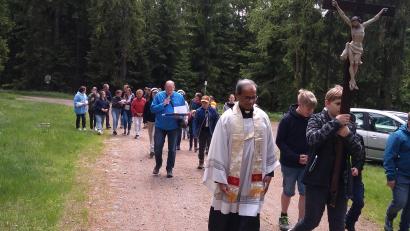 Bild: Pfarrei Bad Neualbenreuth/exb
Angeführt von Pfarrer George Parankimalil pilgerten die Pfarrangehörigen zur Kapelle "Alter Herrgott".