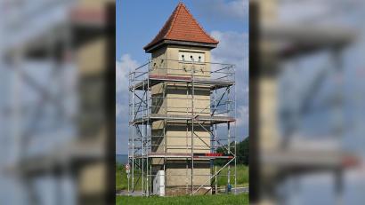 Bild: gf
Eingerüstet ist die Trafostation nahe dem Poppenrichter Friedhof bereits. Nun können sich der art-efx-Sprayer ans Werk machen und den tristen Turm in ein buntes Kunstwerk verwandeln.