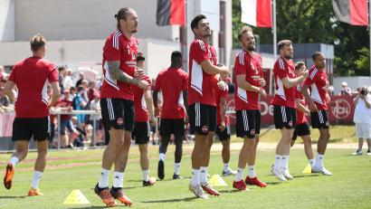 Bild: Sportfoto Zink / Daniel Marr
Es geht wieder los: Manuel Schäffler (ab Zweiter von links) und die Kollegen Christopher Schindler, Florian Hübner, Manuel Wintzheimer und Jan Gyamerah wärmen sich auf.