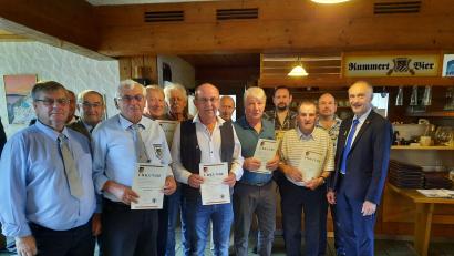 Bild: oe
Reservistenkameradschaft Ammerthal ehrt langjährige Mitglieder. Ihnen gratulieren Vorsitzender Peter Friedrichs (links) und Bertram Gebhard (rechts), der Vorsitzende der Kreisgruppe Oberpfalz Mitte.
