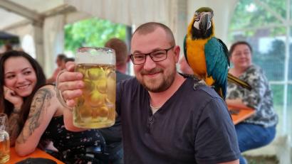 Bild: Christopher Dotzler
Gelbbrustara Ronny gefällt es auf der Ursensollener Kirwa. Geduldig schaut er dem Treiben im Zelt zu.