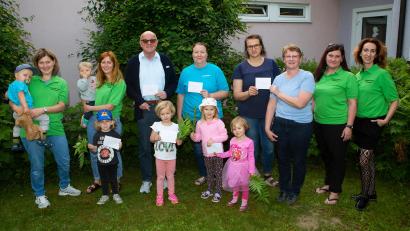 Bild: Foto Ott/exb
Von Carolin Ulm (Zweite von rechts) und ihrem Team erhielten sechs Einrichtungen der Kinder- und Jugendförderung Förderzuwendungen.