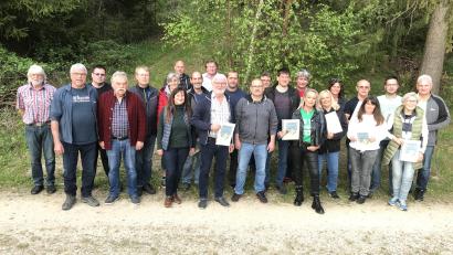 Bild: Christine Demleitner/exb
Der Vorstandschaft der Motorradfreunde gehören Rudolf Lehner, Reinhard Friedrich jun., Petra Zimmet, Albert Meier, Rita Holzgartner, Günther Kleidel und Hans Schatz (Vorstand) an, rechts die Geehrten.