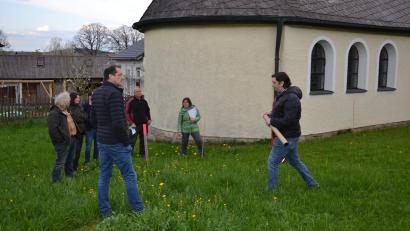 Bild: gi
Der Moosbacher Bauausschuss hat vor Kurzem in Heumaden das Areal inspiziert, auf dem ein Kinderspielplatz entstehen soll.