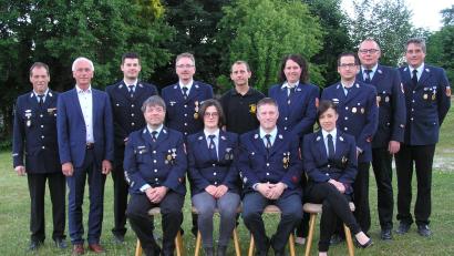 Bild: öt
Alexander Veigl (sitzend, von links) führt weiterhin den Feuerwehrverein Neusorg. Unterstützt wird er von seiner Stellvertreterin Julia Zeitler, Schatzmeister Heribert Schraml und Schriftführerin Stefanie Ritter. Kreisbrandmeister Peter Prechtl (stehend, von links) und Bürgermeister Peter König gratulierten den Vorstandsmitgliedern Dominik Ritter, Christian Heinl, Lucas Zehn, Sabine Findeis und Sebastian Schindler ebenso wie Stellvertretender Kommandant Sven Hupas und Kommandant Florian Heinl.
