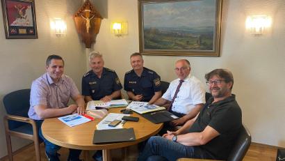 Bild: do
Polizeichef Werner Stopfer und sein Kollege Thorsten Fiebiger (Zweiter und Dritter von links) informierten die Bürgermeister (von links) Marcus Gradl, Albert Nickl und Wolfgang Haberberger im Rahmen eines Sicherheitsgespräches über die Kriminal- und Verkehrsstatistik 2021.