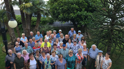 Bild: Obst- und Gartenbauverein Bechtsrieth/exb
Alfred Wulfänger (vorne, links) organisiert die Reise des Obst- und Gartenbauvereins, und ein ganzer Bus voller Teilnehmer ist hellauf begeistert vom Gardasee und der Region.