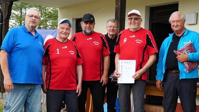 Bild: R. Kreuzer
Fachwart Günther Herbolsheimer (links), Josef Pohl (Dritter von rechts) und Dr. Gerhard Zahner (rechts) vom BVS Bayern gratulieren der siegreichen Weidener Mannschaft: Hans Stock, Wolfgang Hunsperger (Zweiter und Dritter von links) sowie Karl Voit (Zweiter von rechts) sind Bezirksmeister im Pétanque.