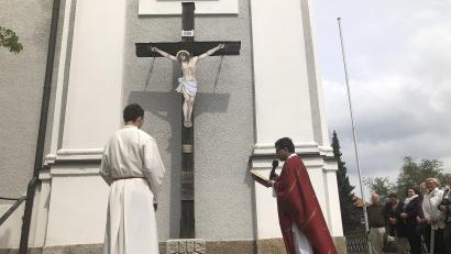 Bild: wro
Geweiht wurde das Missionskreuz, das erstmals auch ein Korpus ziert, nach dem Sonntagsgottesdienst.