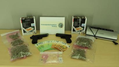 Bild: KPI Amberg/exb
Der Kriminalpolizei ist ein Schlag gegen die Drogenszene im Raum Schwandorf gelungen. Drei Personen wurden festgenommen und zahlreiche Gegenstände beschlagnahmt.