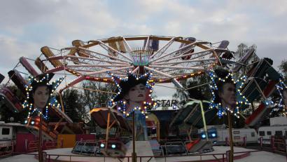 Archivbild: kro
Diverse Fahrgeschäfte warten auf die Volksfestbesucher. Unser Bild entstand 2019 beim letzten Tirschenreuther Volksfest.