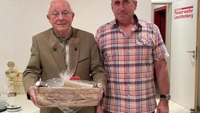 Bild: Reservistenkameradschaft/exb
Vorsitzender Alfred Kick (rechts) gratuliert mit einem Geschenk dem Gründer und Gönner der RK Werner Kunz zum 85. und 87. Geburtstag.