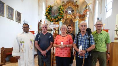 Bild: ct
Einige langjährige Schlichter Wallfahrer wurden bei ihrer Rückkehr in der Pfarrkirche geehrt (von links) Pater Robin Xavier, Klaus Haselberger, Rosa List, Stefan Wismeth, Martin Wismeth und Pilgerführer Edmund Heldmann.
