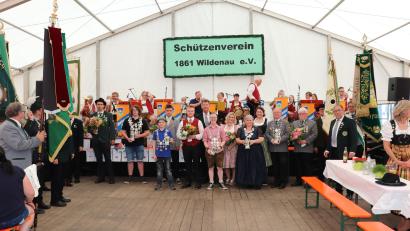 Bild: flt
Die neuen Schützenköniginnen und -könige des Stiftlandgaus erhielten ihre Königsketten und einen Krug. Die bisherigen Gauschützenköniginnen und -könige musste die Ketten ablegen und erhielten jeweils einen Blumenstrauß. Manfred Zölch (Bildmitte hinten) dankte den bisherigen Amtsträgern und beglückwünschte den neuen.