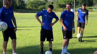 Bild: A. Schwarzmeier
Beim Trainingsauftakt der SpVgg SV Weiden war gute Laune angesagt.