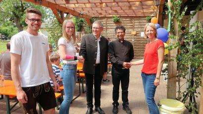 Bild: bsc
Pfarrer Joseph (Zweiter von rechts) und Bürgermeister Oskar Schuster (Mitte) dankten der stellvertretenden Pfarrgemeinderatsvorsitzenden Alexandra Kaßeckert (rechts) sowie den Ministranten Philip Schraml und Anna Wildenauer für die umfangreiche Unterstützung beim Pfarrfest.