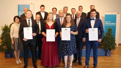 Bild: Regierung der Oberpfalz/exb
Vier junge Landwirte erhielten bei einer Feierstunde in Weiden ihre Meisterbriefe.