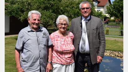 Bild: bnr
Bei guter Gesundheit konnte Paul Schießl seinen 90. Geburtstag feiern. Zu den ersten Gratulanten gehörten Ehefrau Barbara und Bürgermeister Richard Tischler.