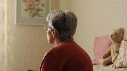 Symbolbild: Ingo Wagner / dpa
"Ich warte immer schon am Fenster", sagt die Weidener Seniorin, die nicht namentlich genannt und nicht im Bild gezeigt werden möchte. Sie freue sich jedes Mal, wenn Sonja Dobmeier von der Caritas sie besucht.