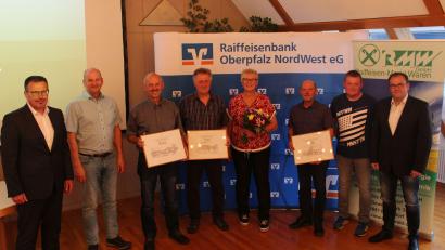 Bild: exb
Abschied nehmen hieß es bei der Raiffeisen-Markt Waren GmbH Erbendorf: Vorstand Joachim Geyer (von links) und Stellvertretender Geschäftsführer Thomas Strötz sowie Geschäftsführer Josef Scheidler und Stellvertretender Geschäftsstellenleiter Thomas Schmidt (von rechts) dankten Hans Heindl, Wolfgang Käß, Renate Heining und Berthold Derwart (Dritter bis Sechster von links) für ihr langjähriges Engagement.