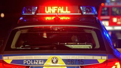 Bild: Stefan Puchner/dpa/Symbolbild
Ein Streifenwagen der Polizei steht an einer Unfallstelle.