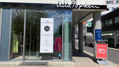 Bild: Gabi Schönberger
Die Filiale von Ulla Popken in der Leibnizstraße in Weiden schließt ab Mittwoch für immer. Der Räumungsverkauf läuft bereits.