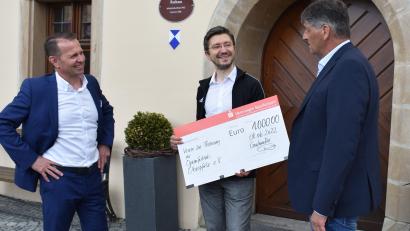 Bild: rgr
Für „La Traviata remixed“ gibt es eine finanzielle Unterstützung der Vereinigten Sparkassen Eschenbach-Neustadt-Vohenstrauß. Den symbolischen Scheck überreichte Vorstand Georg Hösl (links) an 
Michael Konstantin (Mitte) und Bürgermeister Edgar Knobloch.