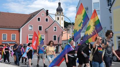 Bild: Hirsch
Beim Christopher-Street-Day in Schwandorf warben die Teilnehmer um Akzeptanz und Gleichberechtigung.