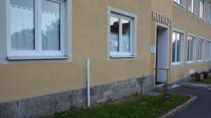 Bild: jr
Mit einer Rampe soll der Zugang zur Arztpraxis barrierefrei gestaltet werden, die sich im Rathaus befindet. Die Gemeinde will Details prüfen und die seit langem angedachte bauliche Veränderung endlich auf den Weg bringen.