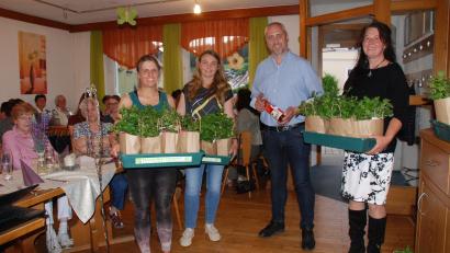 Bild: cvl
Der Besucherandrang zum Vortrag über effektive Mikroorganismen im Gasthaus Schrembs war groß. Gärtnermeister Reiner Steinhilber verstand es, die Frauen mit einem kurzweiligen Vortrag in den Bann zu ziehen. Von links: Steffi Schrembs, Elisabeth Zintl, Reiner Steinhilber, Lisa Schiml (Vorsitzende KdFB Waldeck).