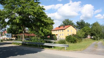 Bild: bjp
"Am Schwarzenbach und im Umgriff des Gemeindezentrums" will die Gemeinde Schwarzenbach ihren "Mehrgenerationentreffpunkt" schaffen. Für eine überdurchschnittlich hohe Förderung sieht Bürgermeister Thorsten Hallmann gute Chancen, zumal die Regierung der Oberpfalz dem Vorhaben eine übergemeindliche Bedeutung attestiert.