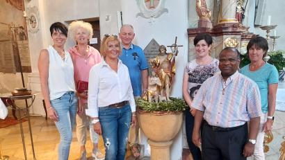 Bild: jow
Der Lintacher Pfarrgemeinderat spendet für die Sanierung des Taufbeckens (von links): Manuela Stockner, Brunhilde Ram, , Pfarrgemeinderatssprecherin Waltraud Glöckner, Kirchenpfleger Franz Weiß, Tanja Wendl, Pfarrer Moses Gudapati und Steffi Bock.
