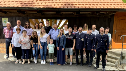 Bild: FFW Rosall/exb
Jubilar Johann Eckstein (Elfter von rechts) feierte im Kreise seiner Familie 70. Geburtstag. Auch eine Abordnung der Feuerwehr Rosall gratulierte.