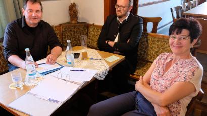 Bild: do
Bürgermeister Alexander Goller, Landrat Andreas Meier und CSU-Ortsvorsitzende Irmi Bauer (von links) informierten in der CSU-Hauptversammlung in Vorbach über aktuelle Entwicklungen.