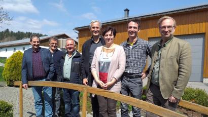 Bild: Bergmann/exb
Josef Reitinger, Willi Wittmann, Werner Gollwitzer und die Familie Baierl (von links) sprachen mit MdL Alexander Flierl.